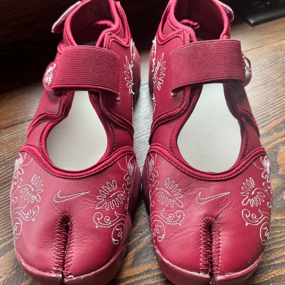 New, never worn Nike Women’s Air Rift – Red Floral – Size 8 / 6.5 (EU 39)